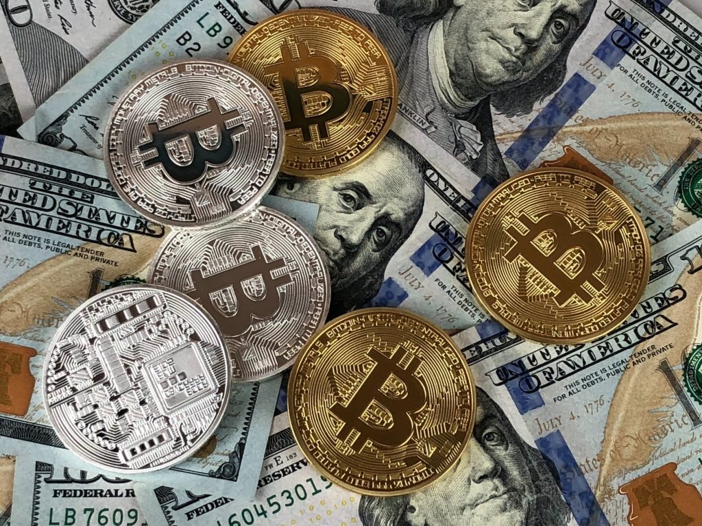 बिटकॉइन में कैसे निवेश करें? How to invest in Bitcoin in Hindi 2022 3 round silver and gold coins
